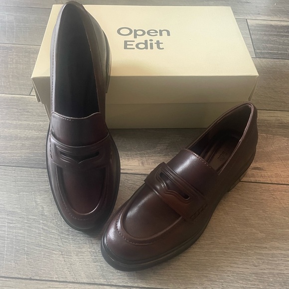 Classic Women's Brown Leather Penny Loafers - Picture 2 of 6